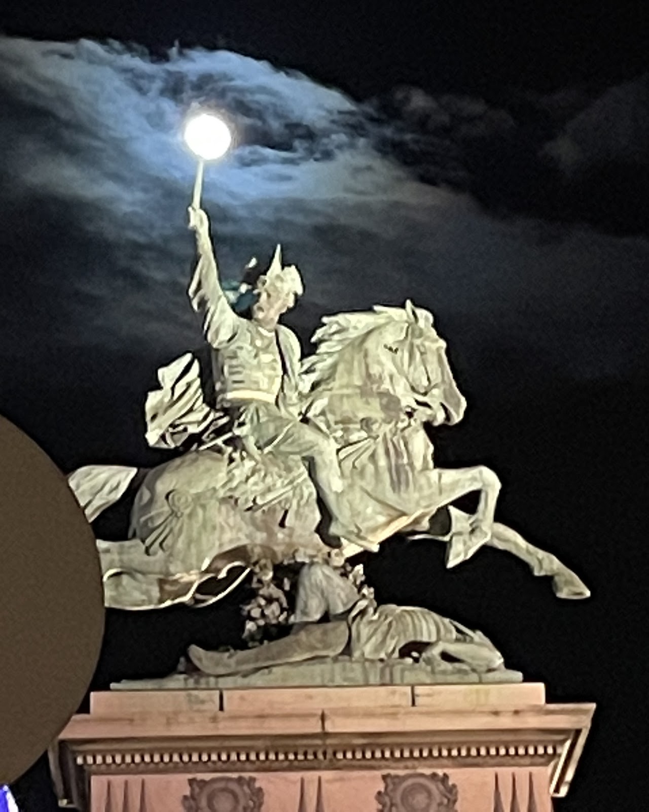 Statue of Vercingetorix (2026) – Best of TikTok, Instagram