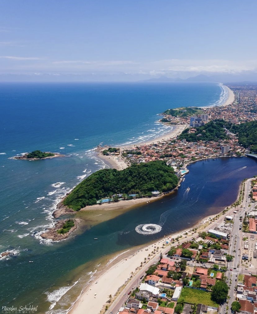 Vista aérea do encontro entre rio e mar em Itanhaém