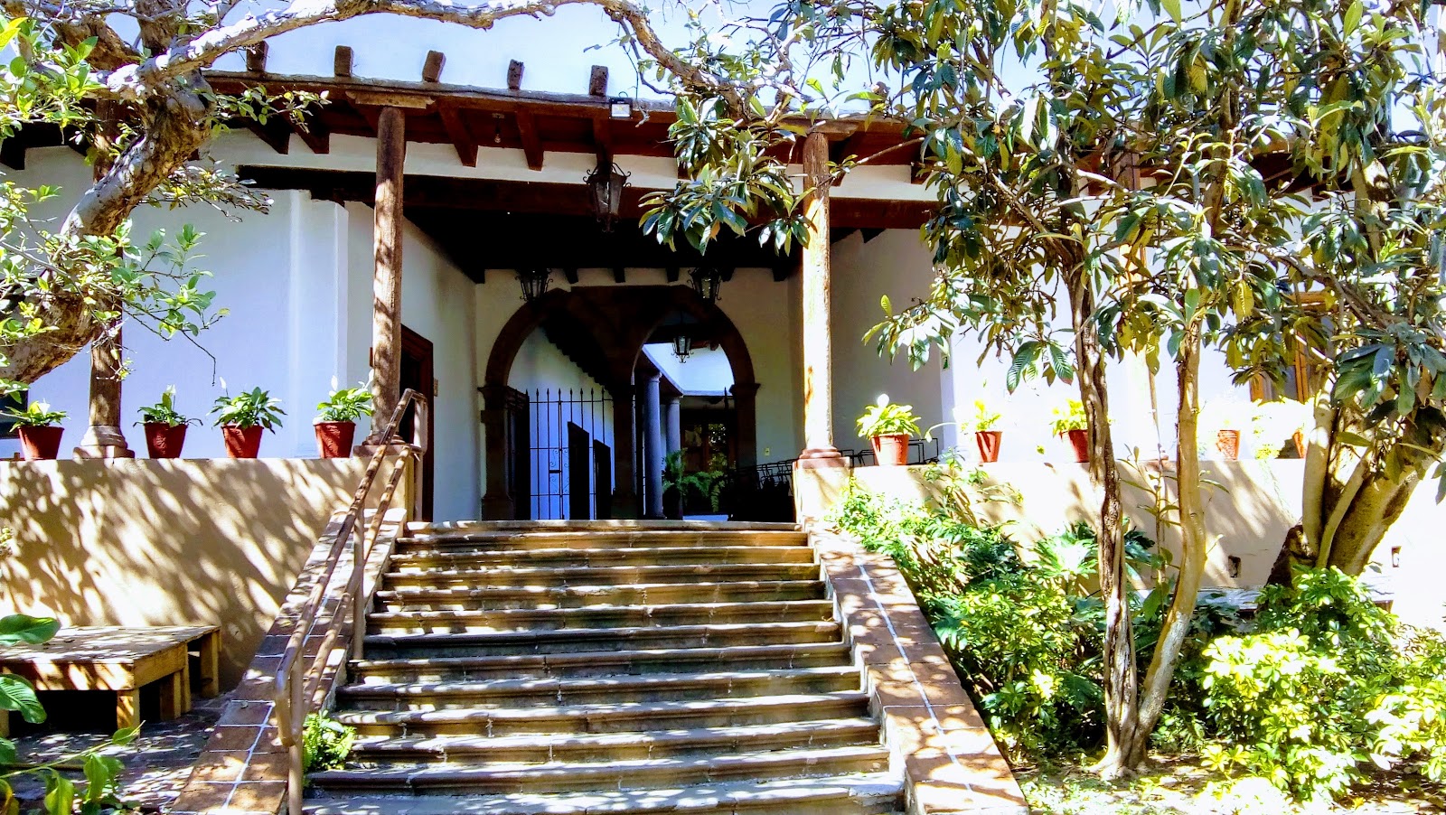 Piezas arqueológicas en vitrina