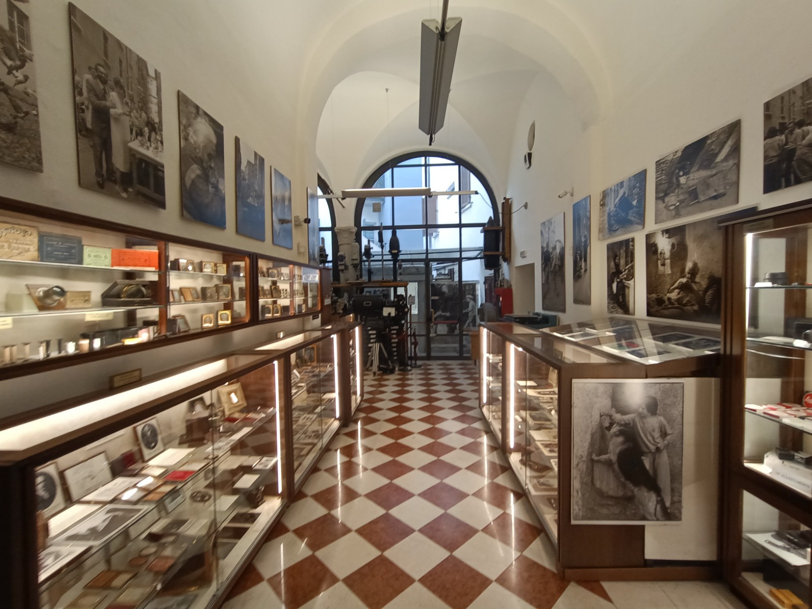 2095 - Irish Patents Office, image size:1600x1200